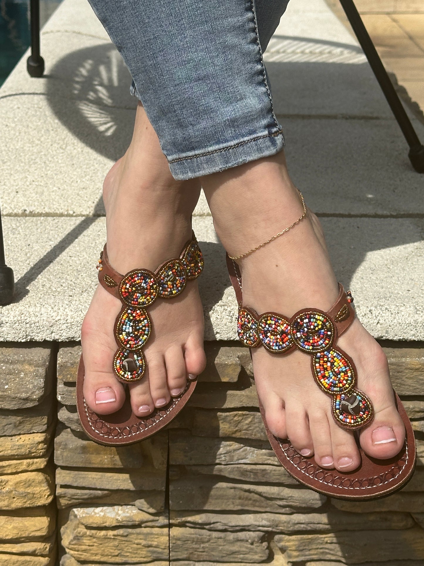 Becca barna bőr színes mintás afrikai papucs lapos talppal újjbebújós flip-flop