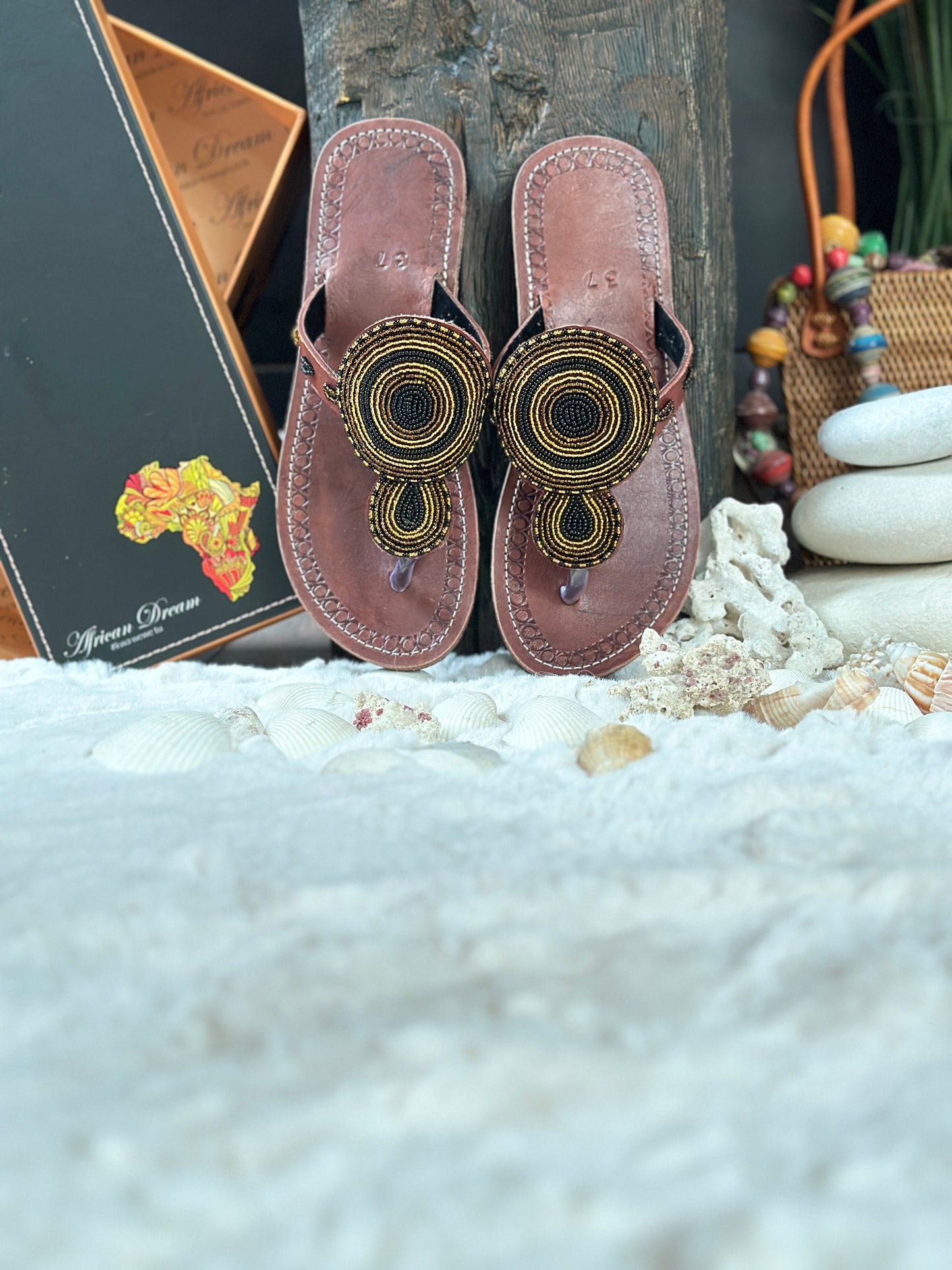 Diya barna bőr fekete arany kerek mintás afrikai papucs lapos talppal újjbebújós flip-flop