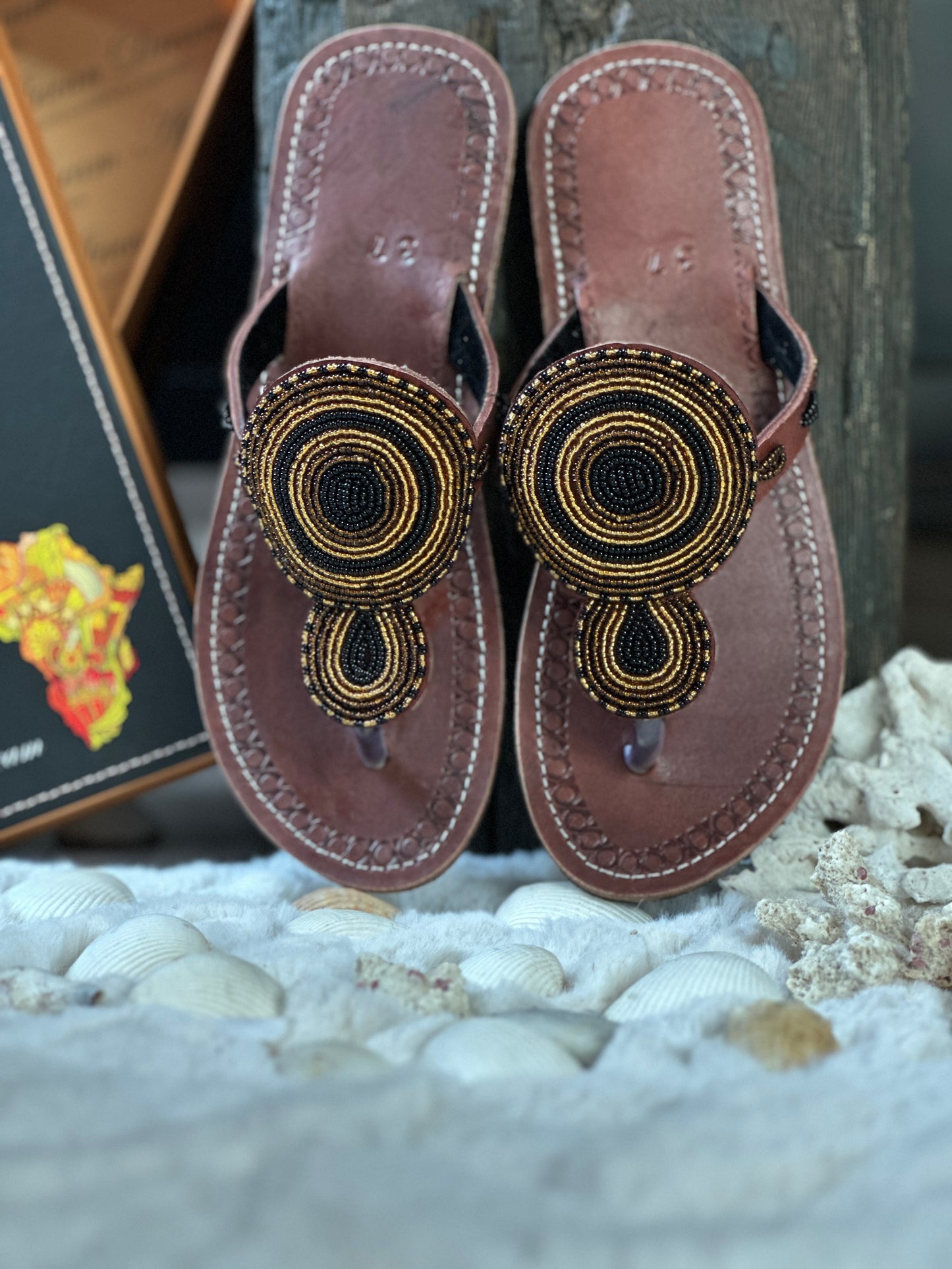 Diya barna bőr fekete arany kerek mintás afrikai papucs lapos talppal újjbebújós flip-flop