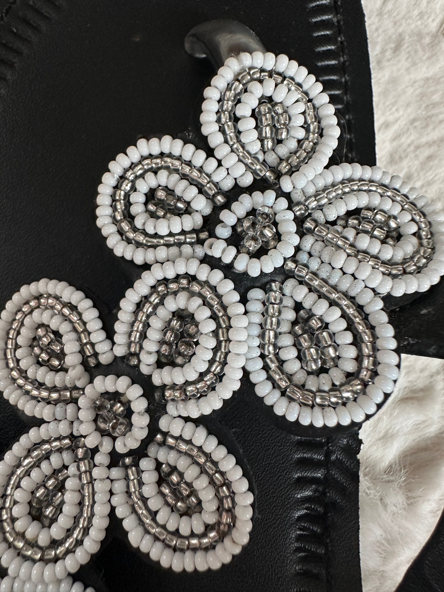 Flower s fekete bőr fehér három kisvirág mintás afrikai papucs lapos talppal újjbebújós flip-flop