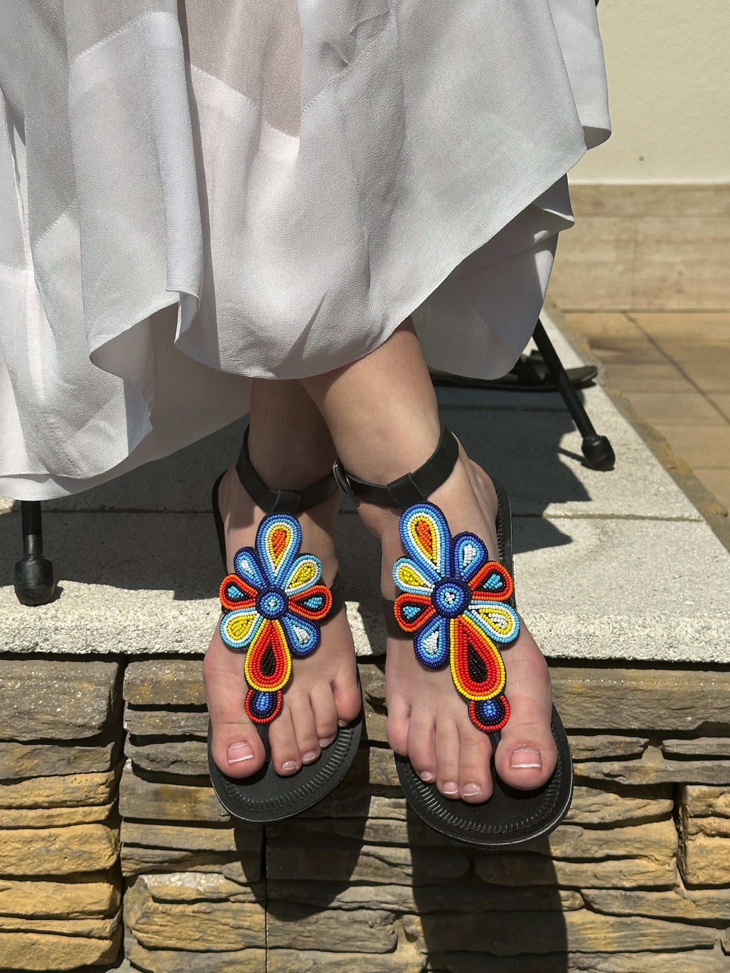Glori fekete bőr színes mintás afrikai szandál lapos talppal újjbebújós flip-flop