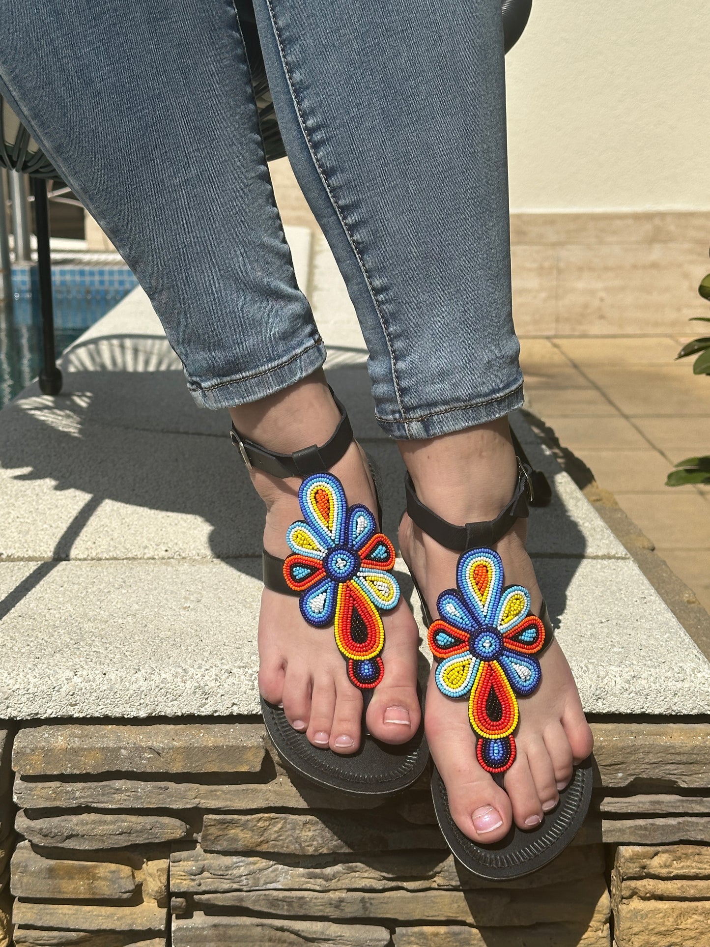 Glori fekete bőr színes mintás afrikai szandál lapos talppal újjbebújós flip-flop