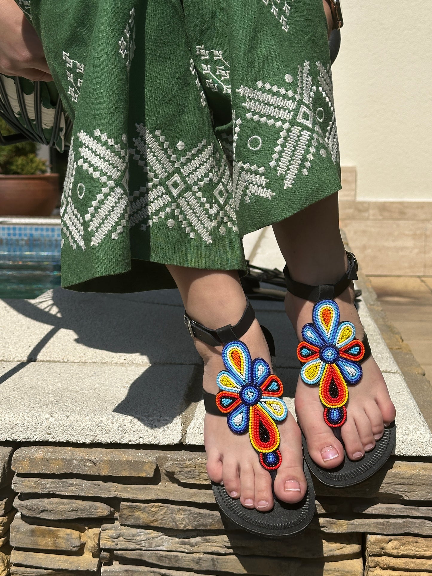 Glori fekete bőr színes mintás afrikai szandál lapos talppal újjbebújós flip-flop