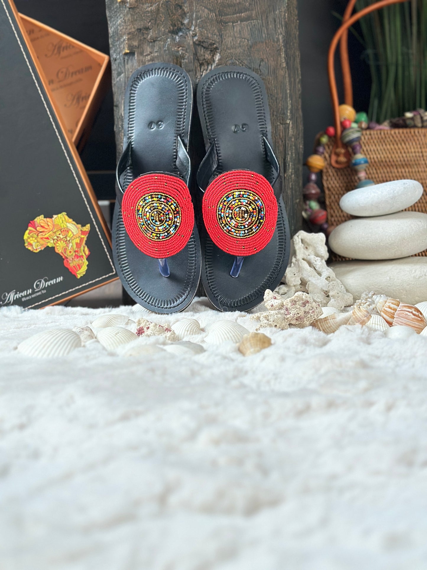Hinna fekete bőr piros színes mintás afrikai papucs lapos talppal újjbebújós flip-flop