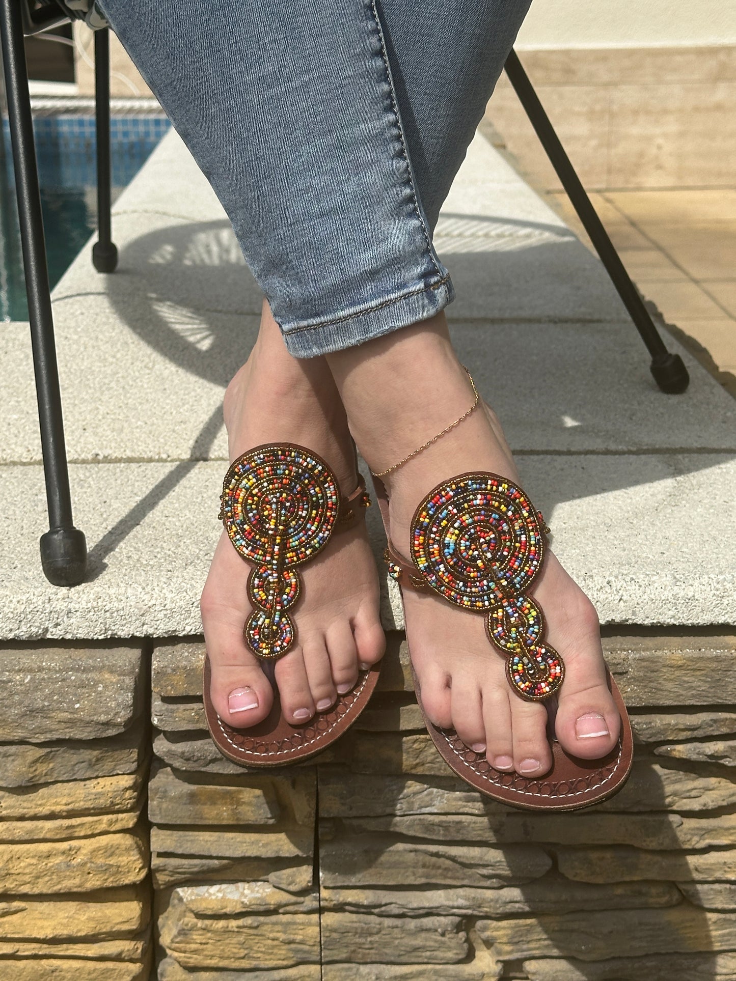 Tisa barna bőr színes mintás afrikai papucs lapos talppal újjbebújós flip-flop