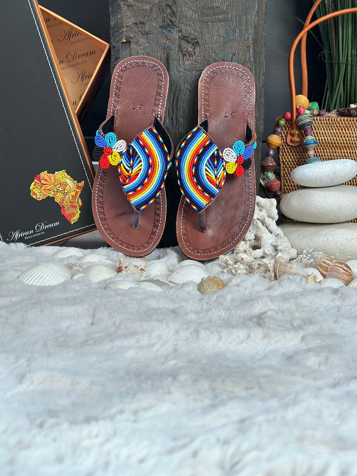 Juza barna bőr színes mintás afrikai papucs lapos talppal újjbebújós flip-flop