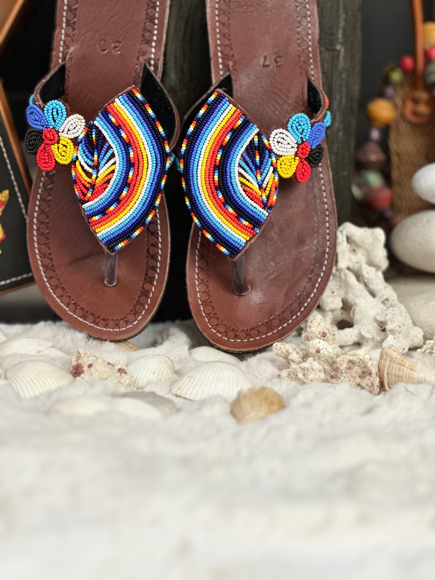 Juza barna bőr színes mintás afrikai papucs lapos talppal újjbebújós flip-flop