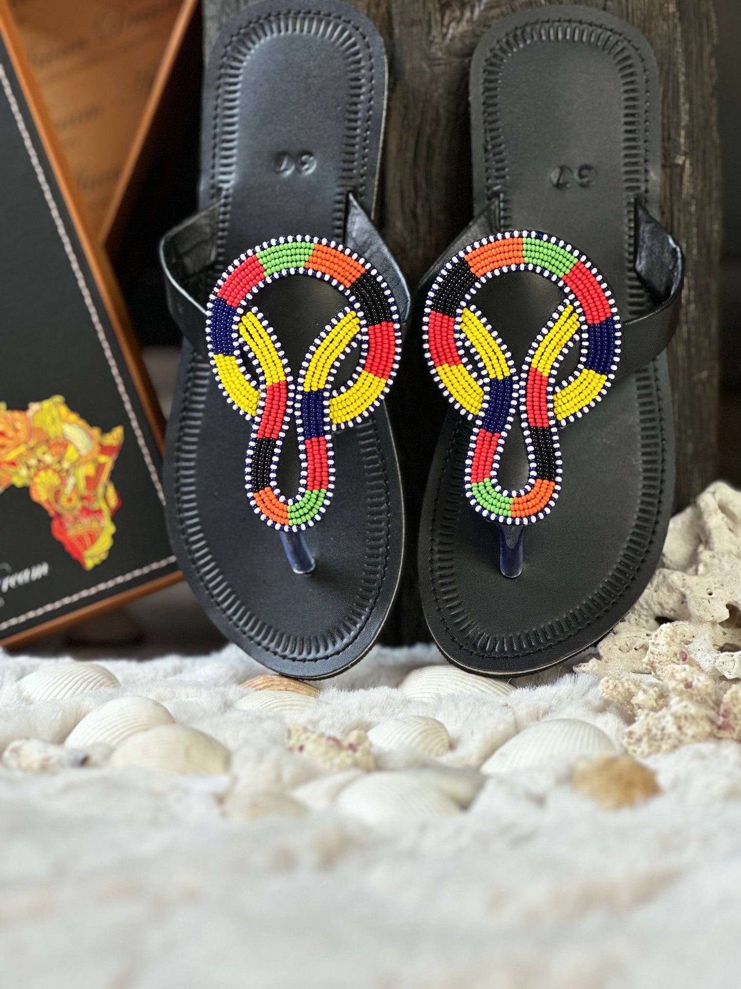 Kessa fekete bőr színes mintás afrikai papucs lapos talppal újjbebújós flip-flop