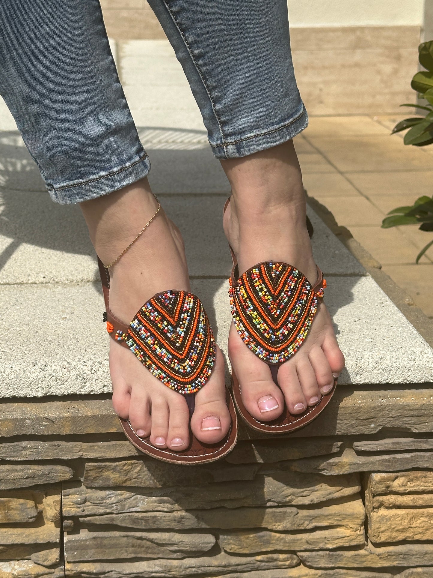 Maha barna bőr színes mintás afrikai papucs lapos talppal újjbebújós flip-flop