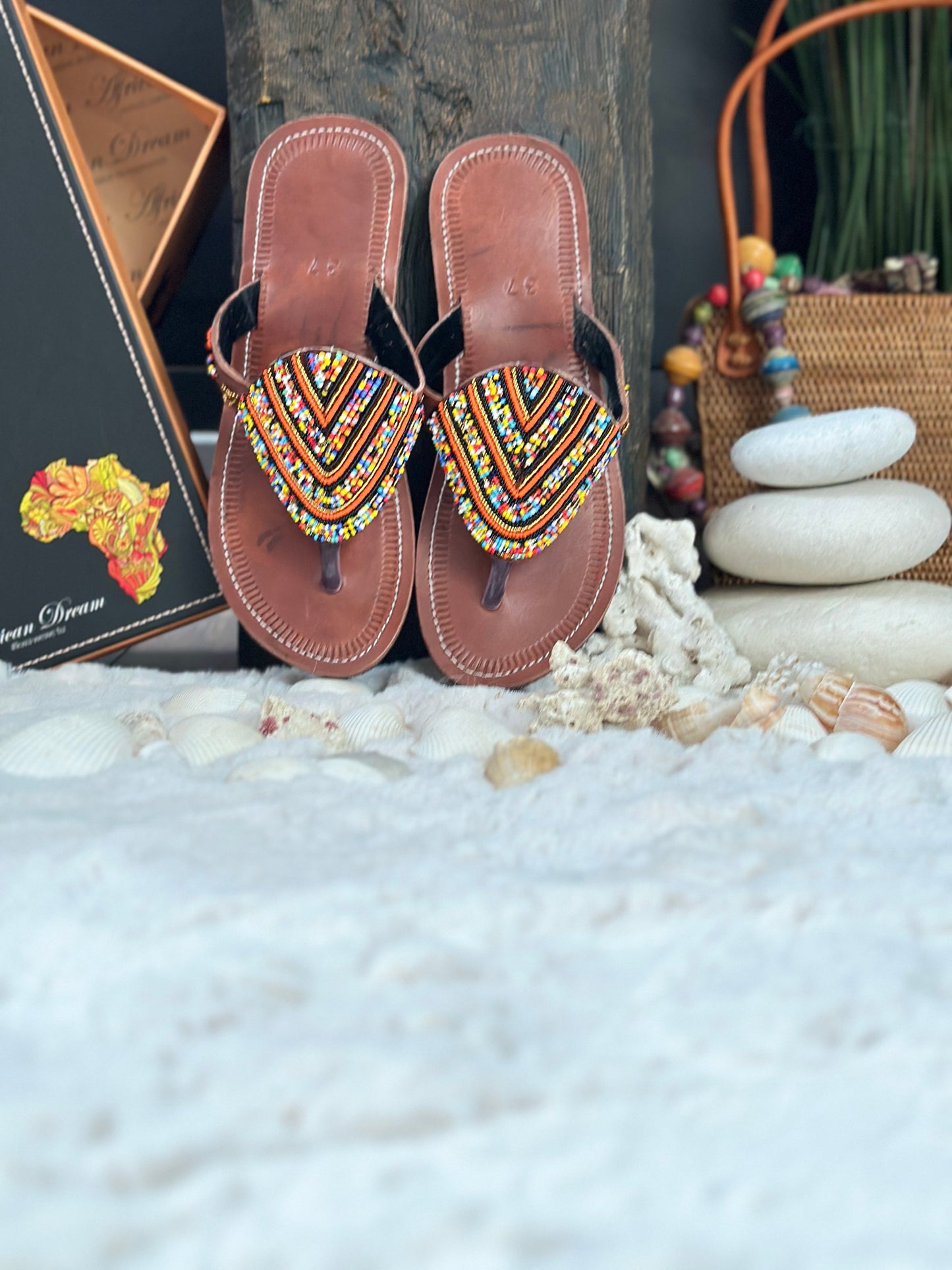 Maha barna bőr színes mintás afrikai papucs lapos talppal újjbebújós flip-flop