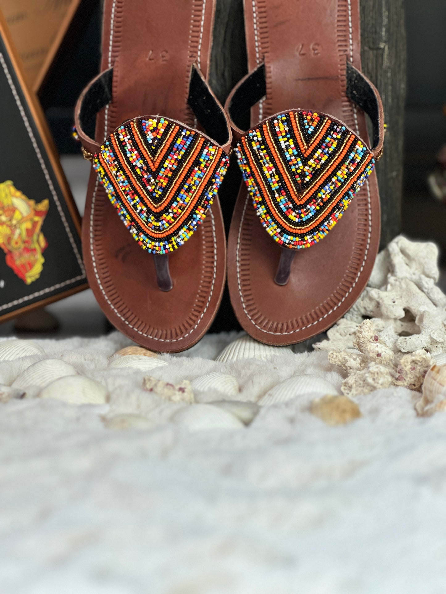 Maha barna bőr színes mintás afrikai papucs lapos talppal újjbebújós flip-flop