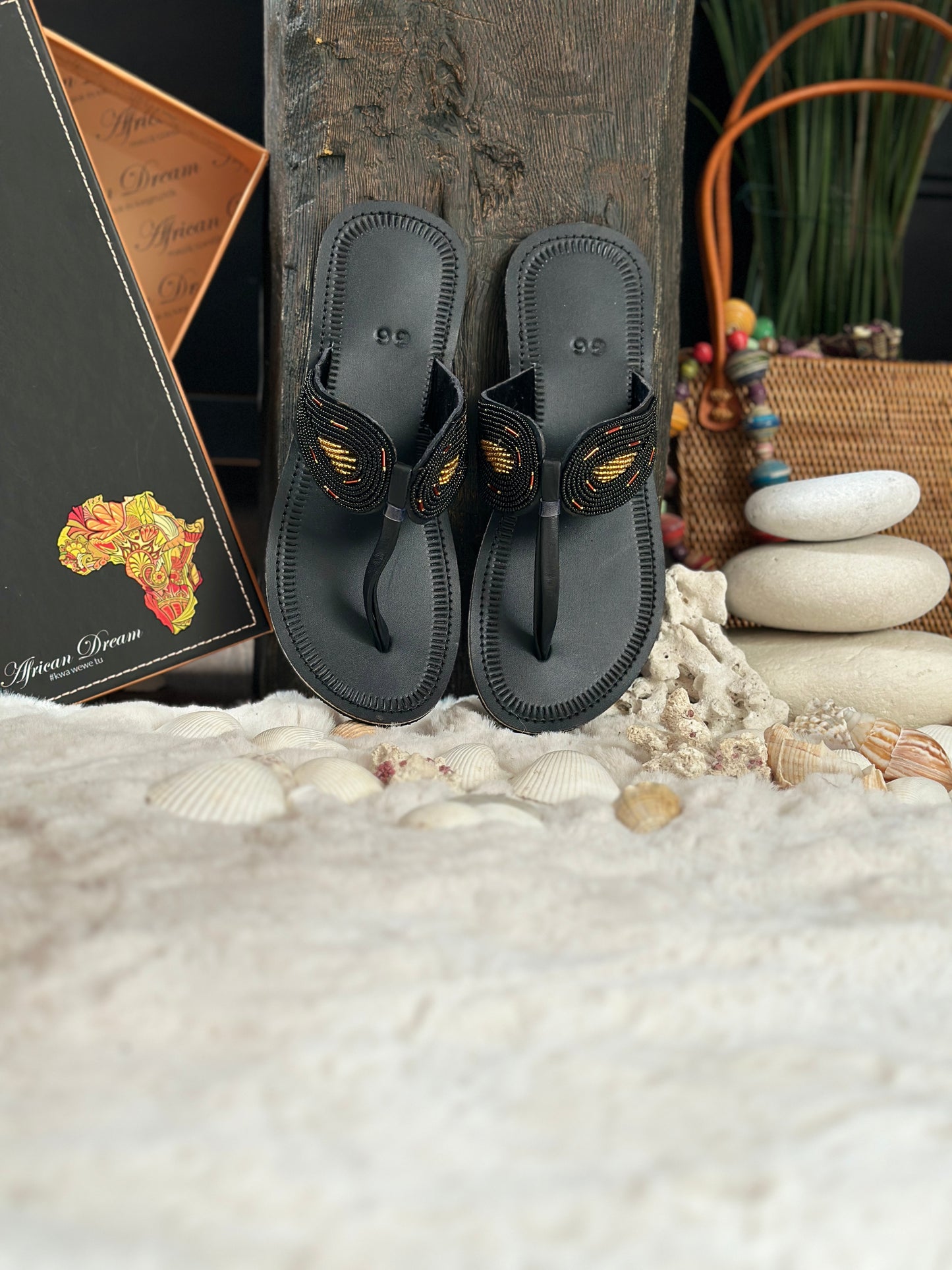 Malajka black fekete bőr fekete arany anygalszárny mintás afrikai papucs lapos talppal újjbebújós flip-flop