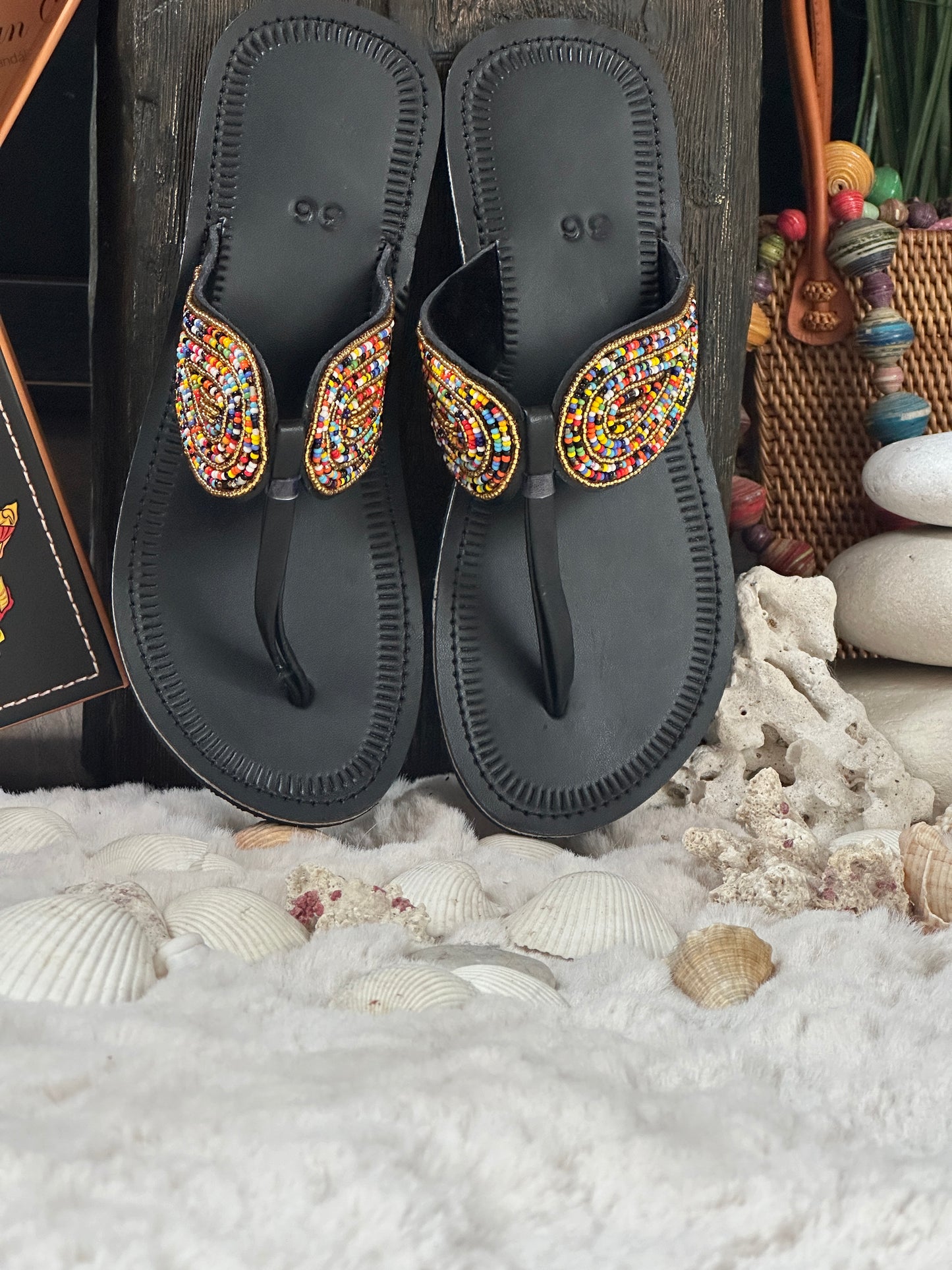 Malajka color fekete bőr színes angyalazárny mintás afrikai papucs lapos talppal újjbebújós flip-flop