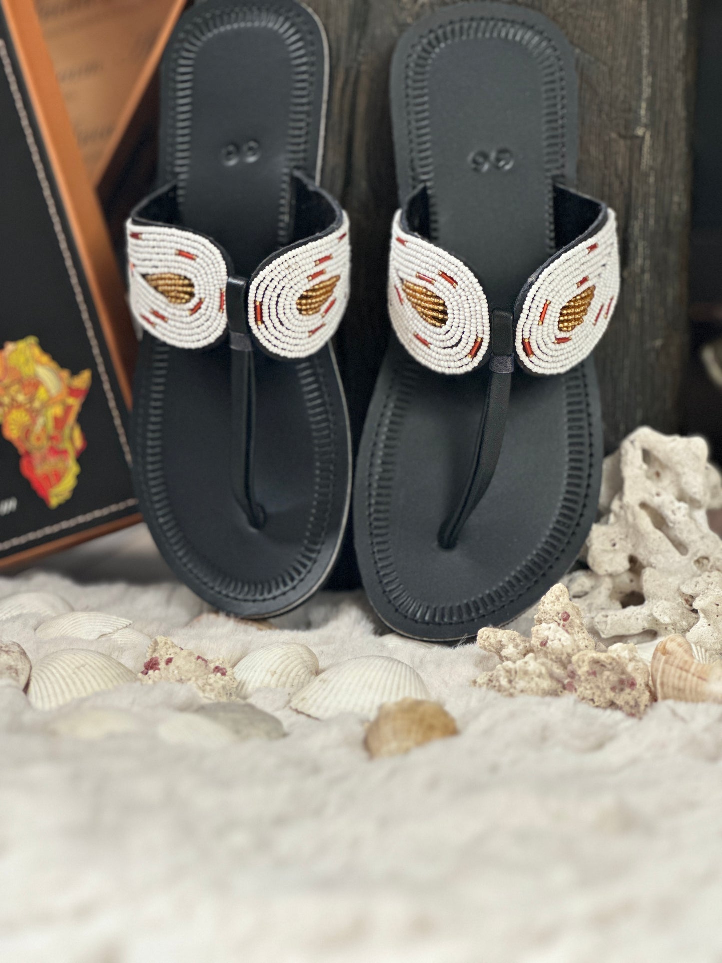 Malajka white fekete bőr fehér alapon arany színű anygaészárny mintás afrikai papucs lapos talppal újjbebújós flip-flop