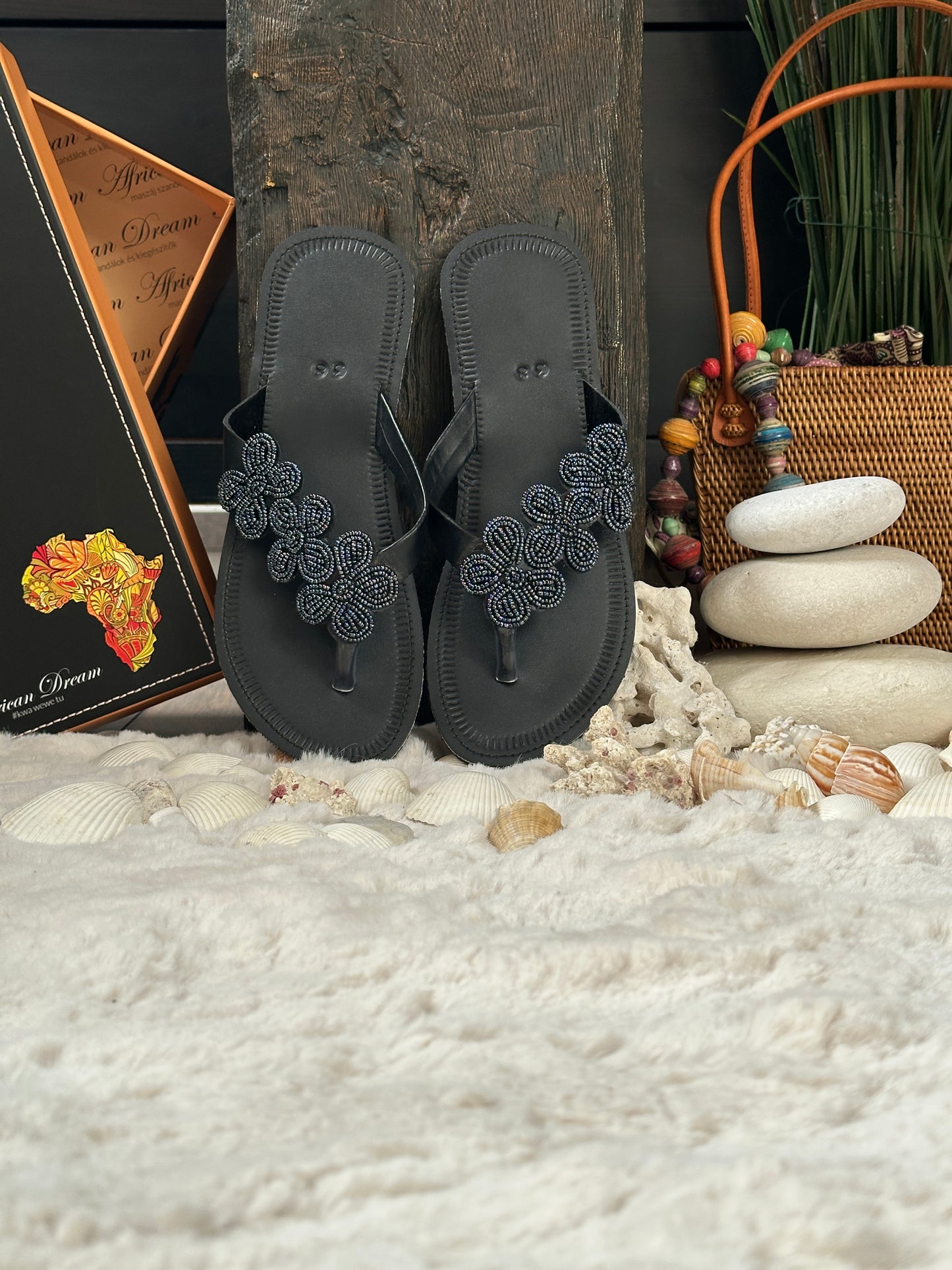 Nafula fekete bőr fekete három kis virág mintás afrikai papucs lapos talppal újjbebújós flip-flop