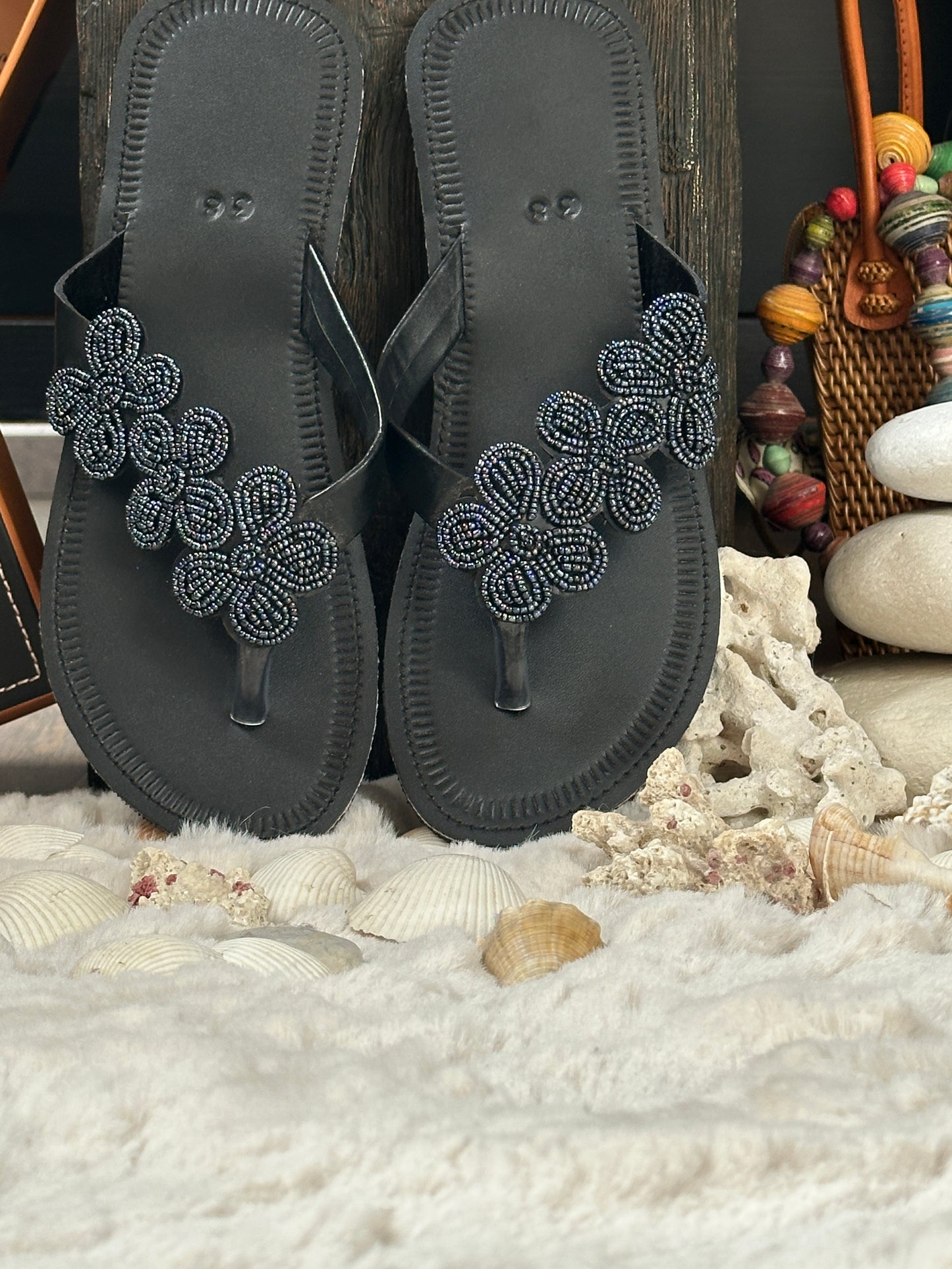 Nafula fekete bőr fekete három kis virág mintás afrikai papucs lapos talppal újjbebújós flip-flop