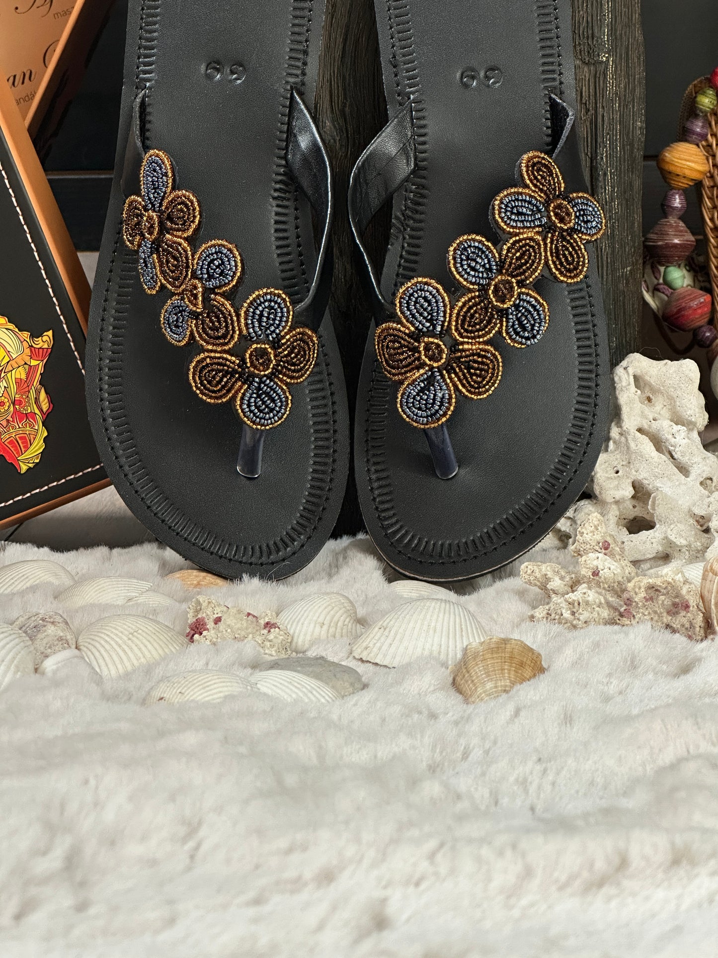 Nakatao fekete bőr fekete arany három kis virág mintás afrikai papucs lapos talppal újjbebújós flip-flop