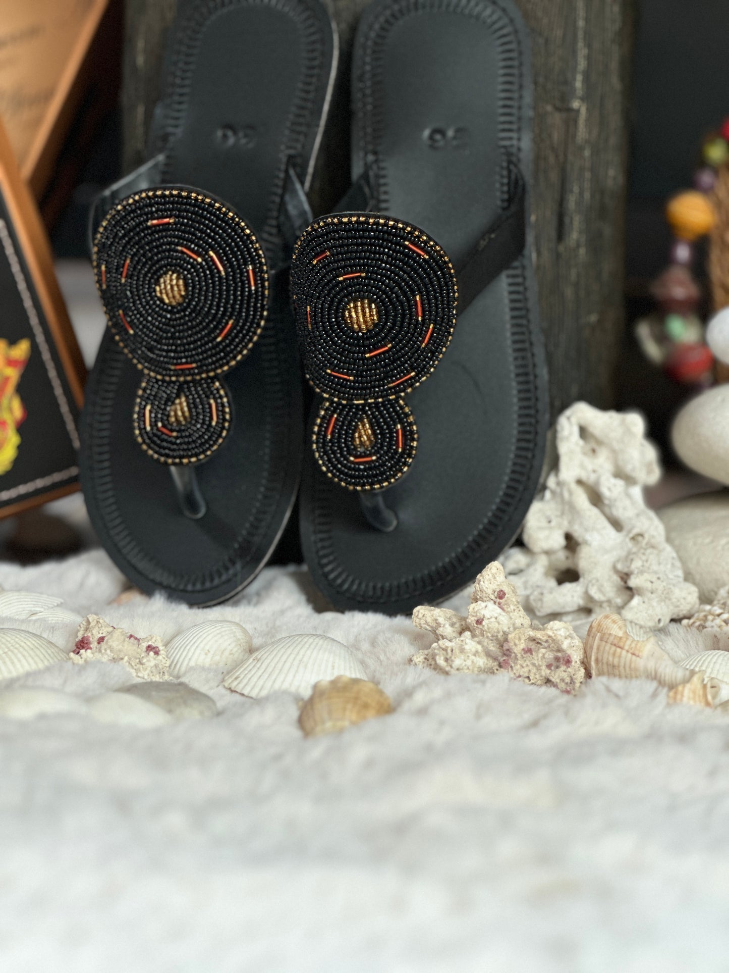 Oni fekete bőr fekete arany kerek mintás afrikai papucs lapos talppal újjbebújós flip-flop