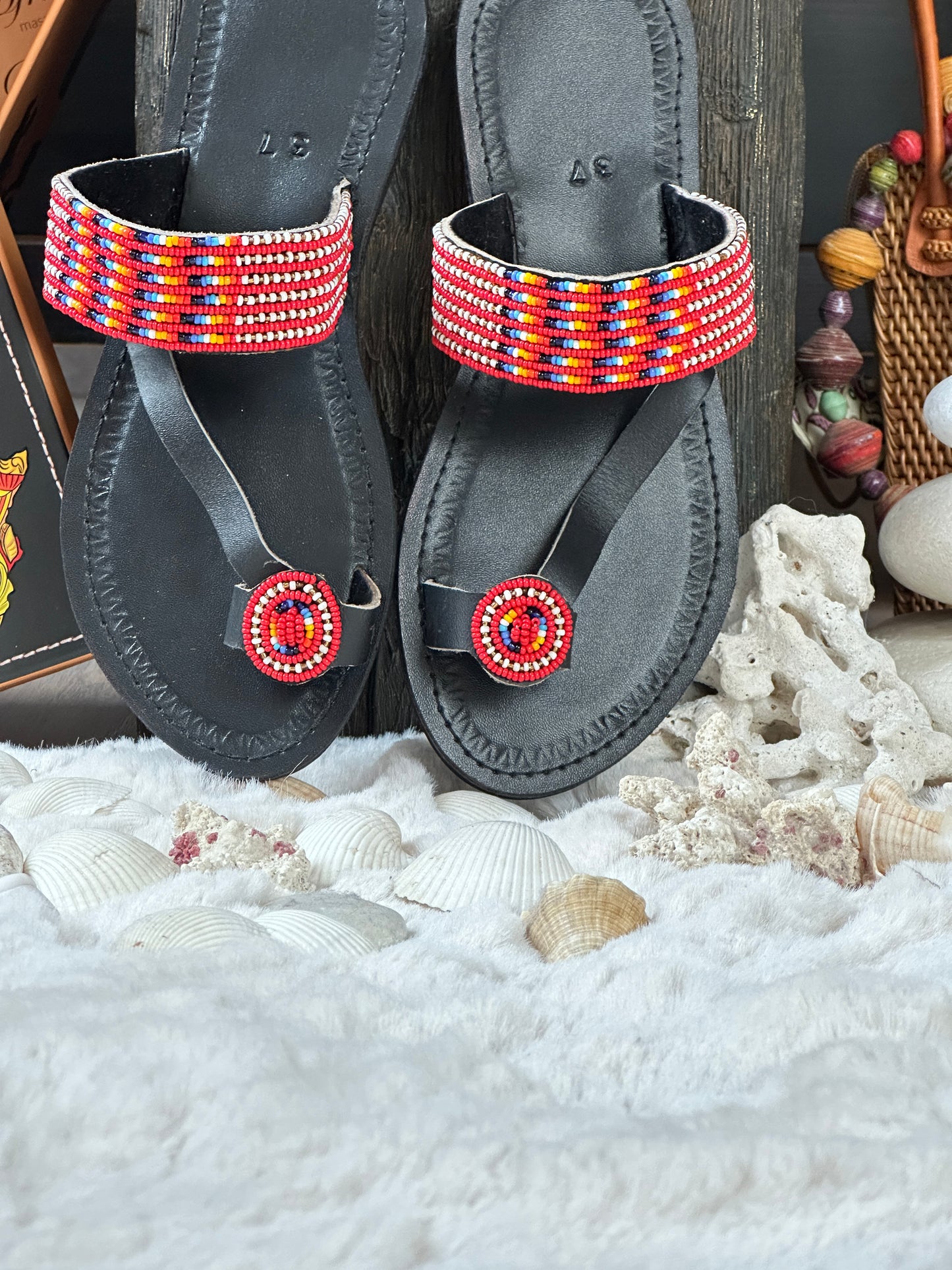 Paka fekete bőr piros fehér kék mintás afrikai papucs lapos talppal nagylábújjbebújós