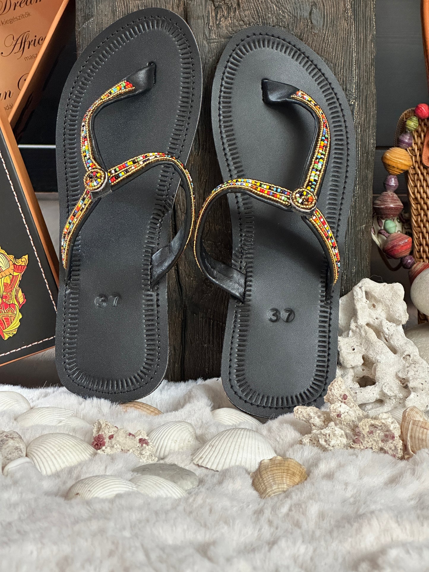 Pemba fekete bőr színes mintás afrikai papucs lapos talppal újjbebújós flip-flop