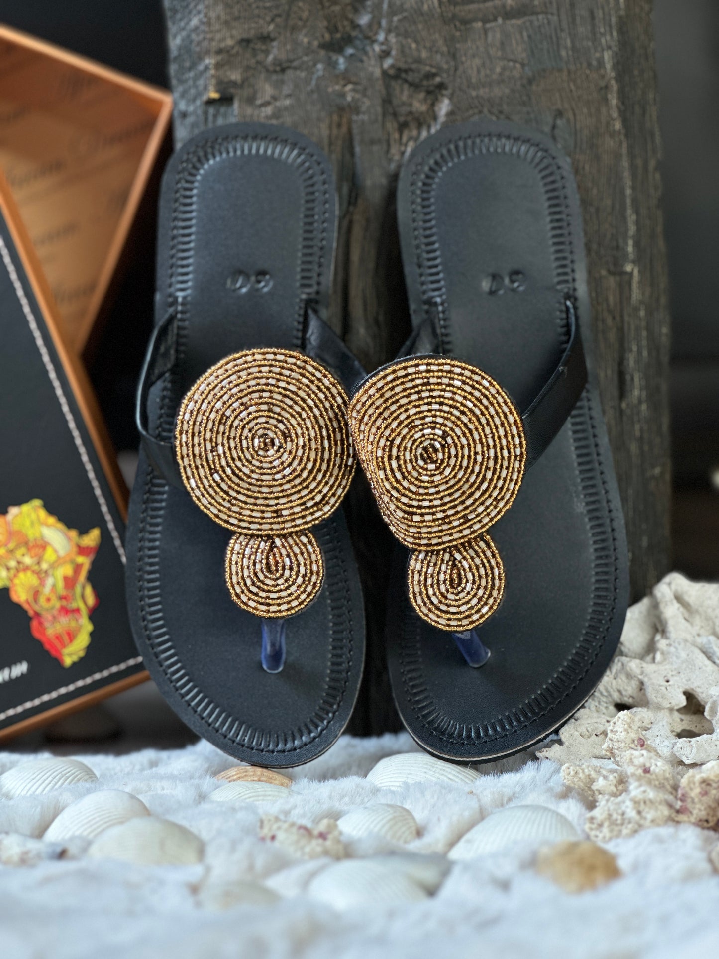 Ronika fekete bőr arany kerek mintás afrikai papucs lapos talppal újjbebújós flip-flop