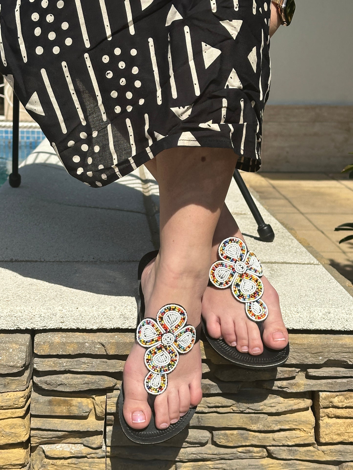 Tanda fekete bőr fehér alapon színes mintás afrikai papucs lapos talppal újjbebújós flip-flop