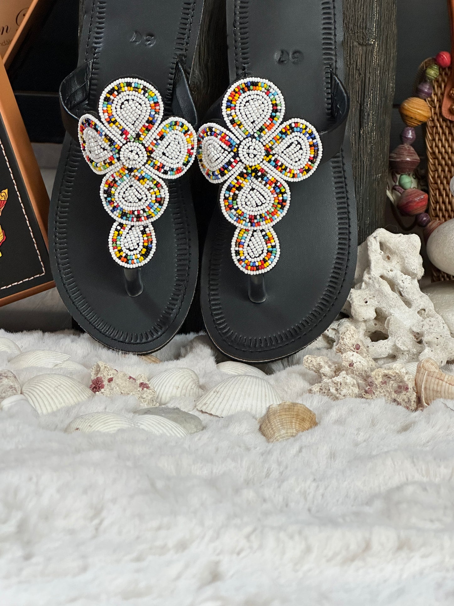 Tanda fekete bőr fehér alapon színes mintás afrikai papucs lapos talppal újjbebújós flip-flop