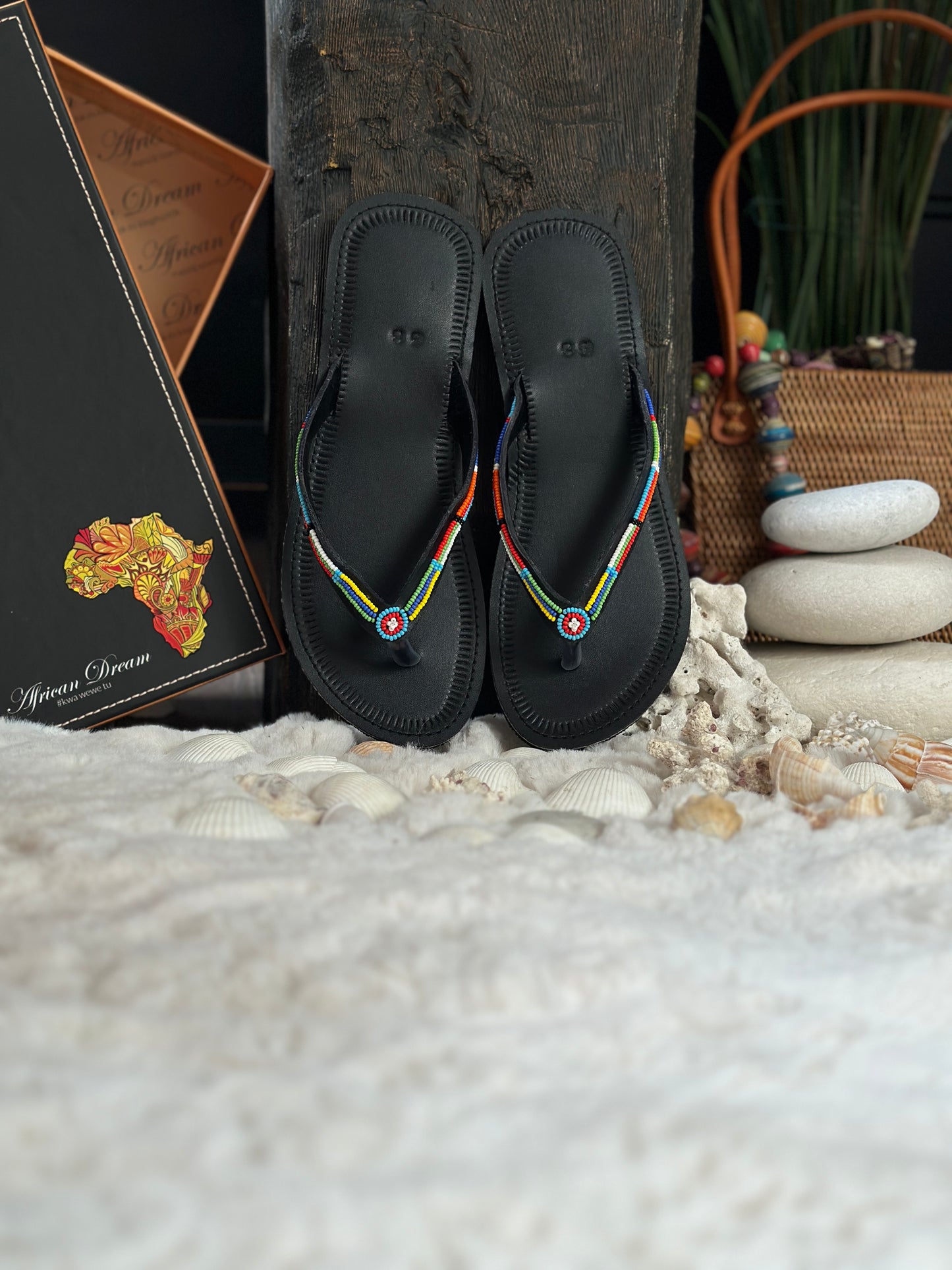Temwa fekete bőr színes mintás afrikai papucs lapos talppal újjbebújós flip-flop