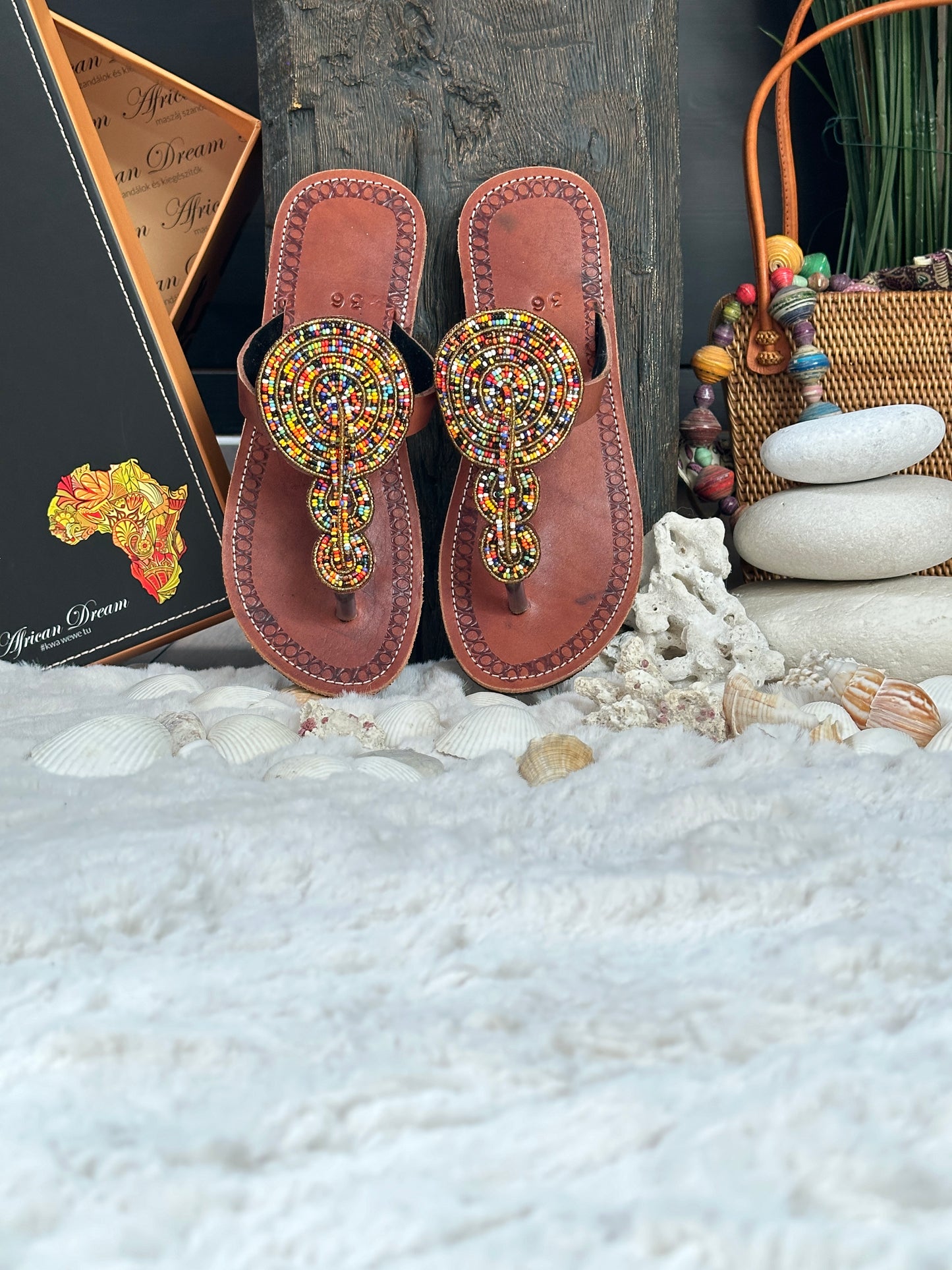 Tisa barna bőr színes mintás afrikai papucs lapos talppal újjbebújós flip-flop