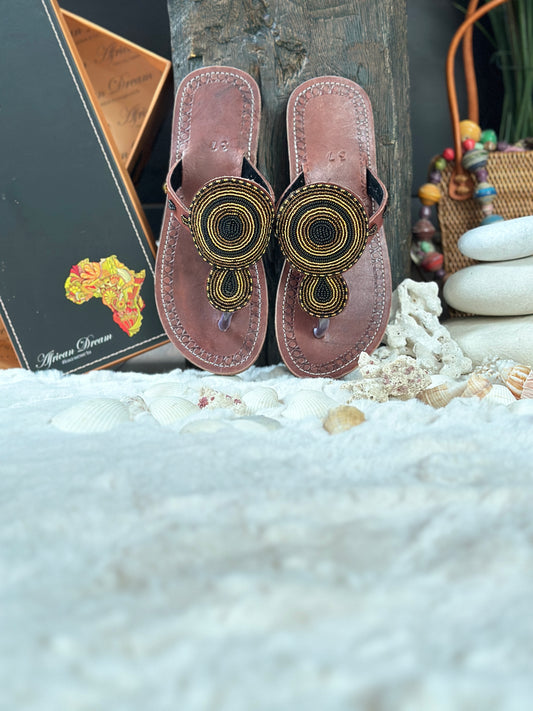 Diya barna bőr fekete arany kerek mintás afrikai papucs lapos talppal újjbebújós flip-flop
