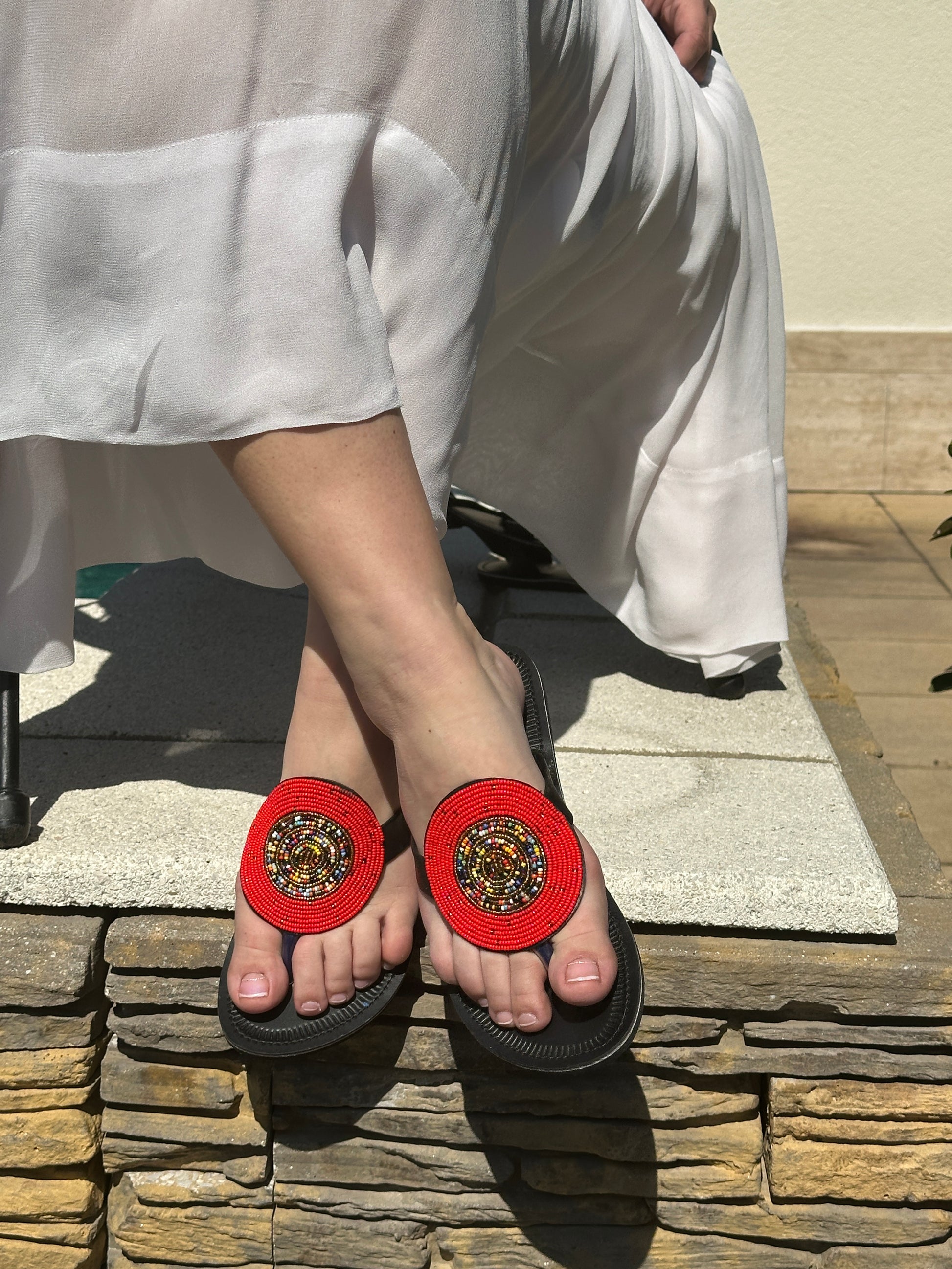 Hinna fekete bőr piros színes mintás afrikai papucs lapos talppal újjbebújós flip-flop
