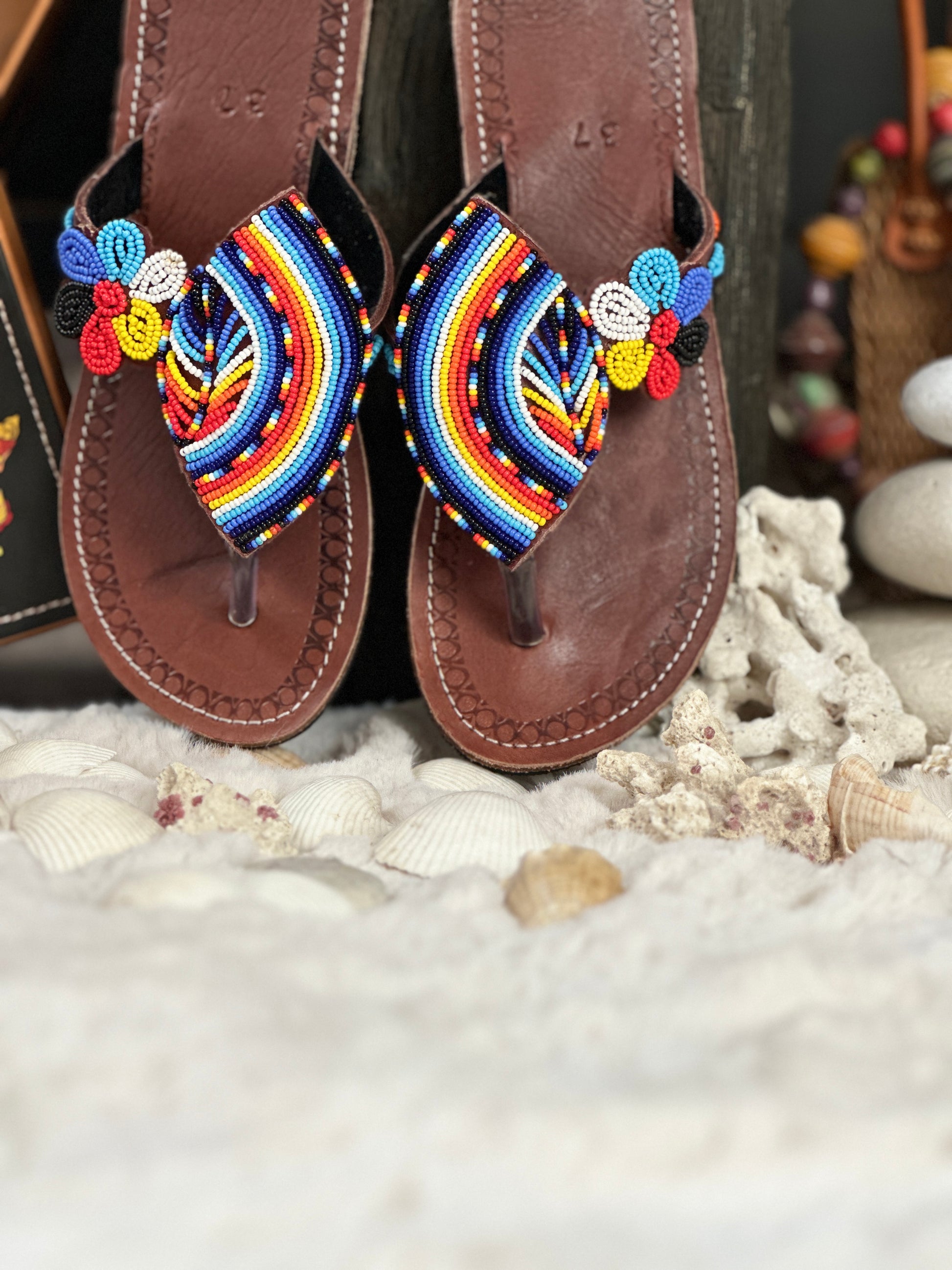 Juza barna bőr színes mintás afrikai papucs lapos talppal újjbebújós flip-flop