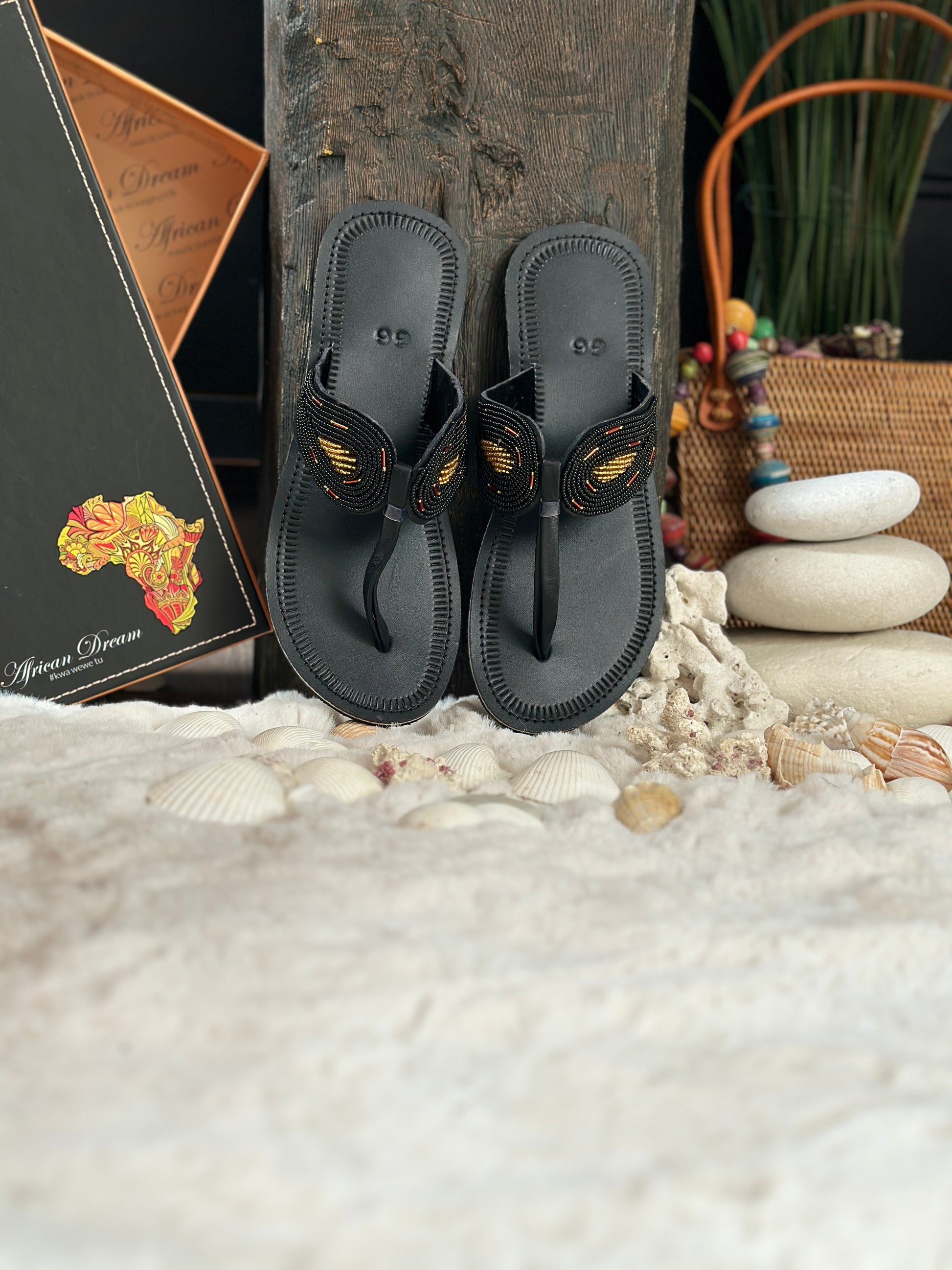 Malajka black fekete bőr fekete arany anygalszárny mintás afrikai papucs lapos talppal újjbebújós flip-flop