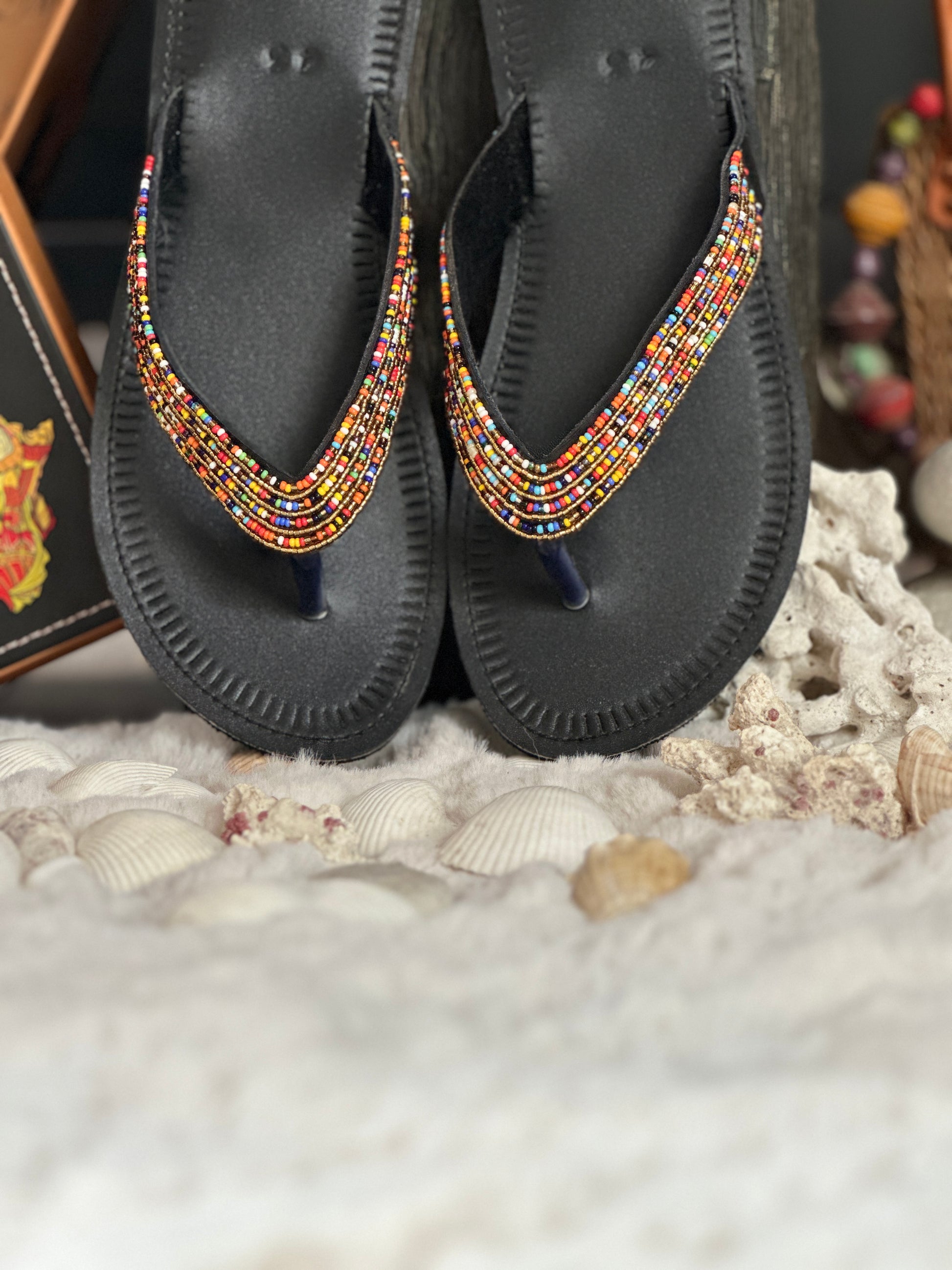 Moremi fekete bőr színes mintás afrikai papucs lapos talppal újjbebújós flip-flop