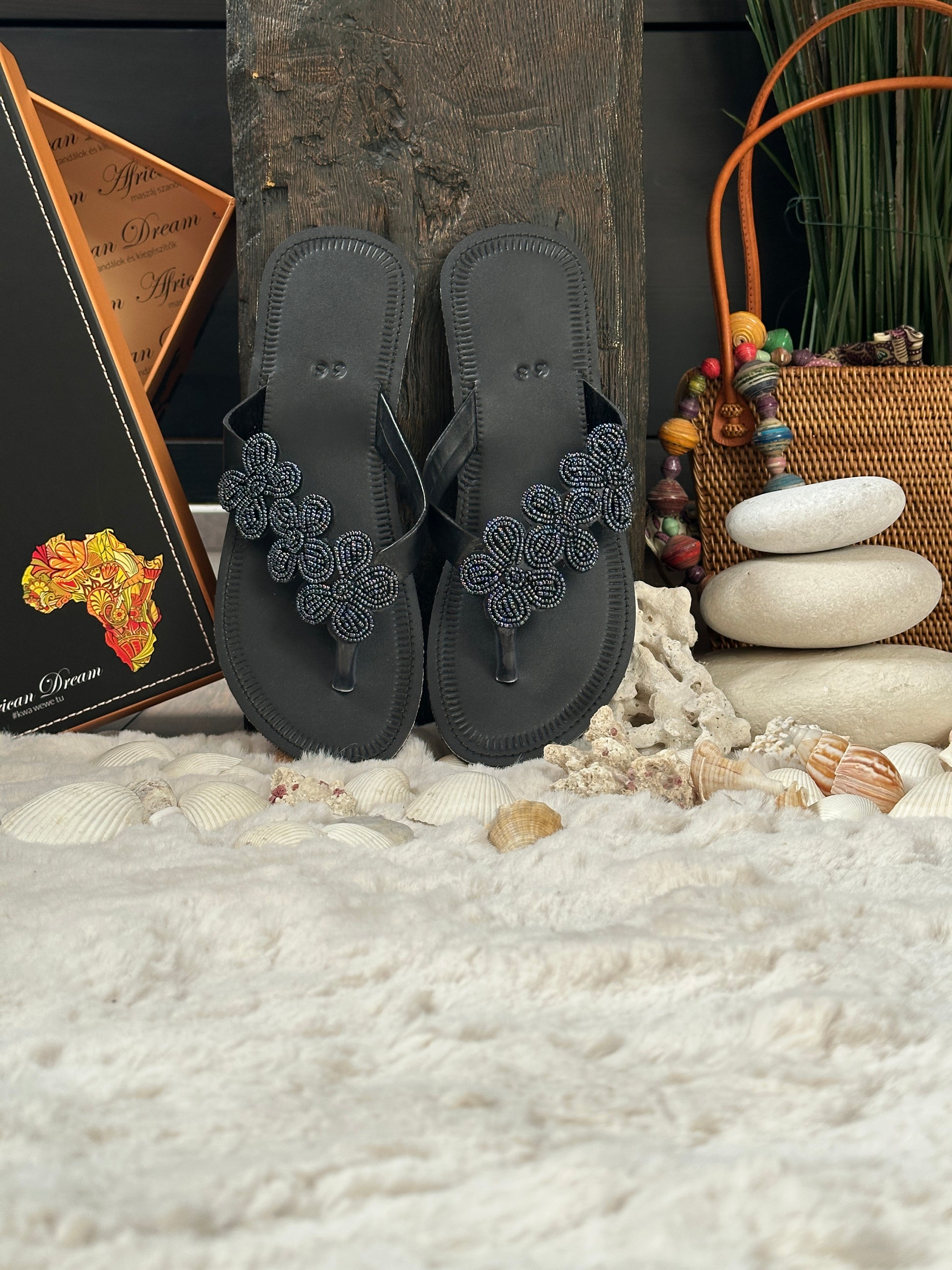 Nafula fekete bőr fekete három kis virág mintás afrikai papucs lapos talppal újjbebújós flip-flop