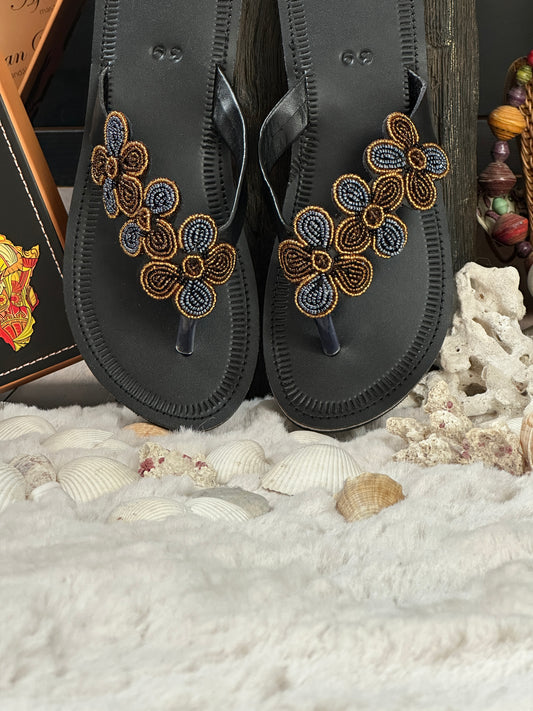 Nakatao fekete bőr fekete arany három kis virág mintás afrikai papucs lapos talppal újjbebújós flip-flop