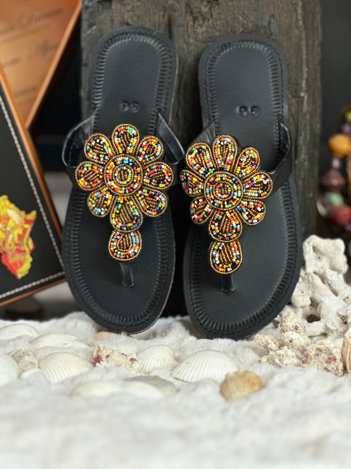 Nataki fekete bőr színes nagy virág mintás afrikai papucs lapos talppal újjbebújós flip-flop