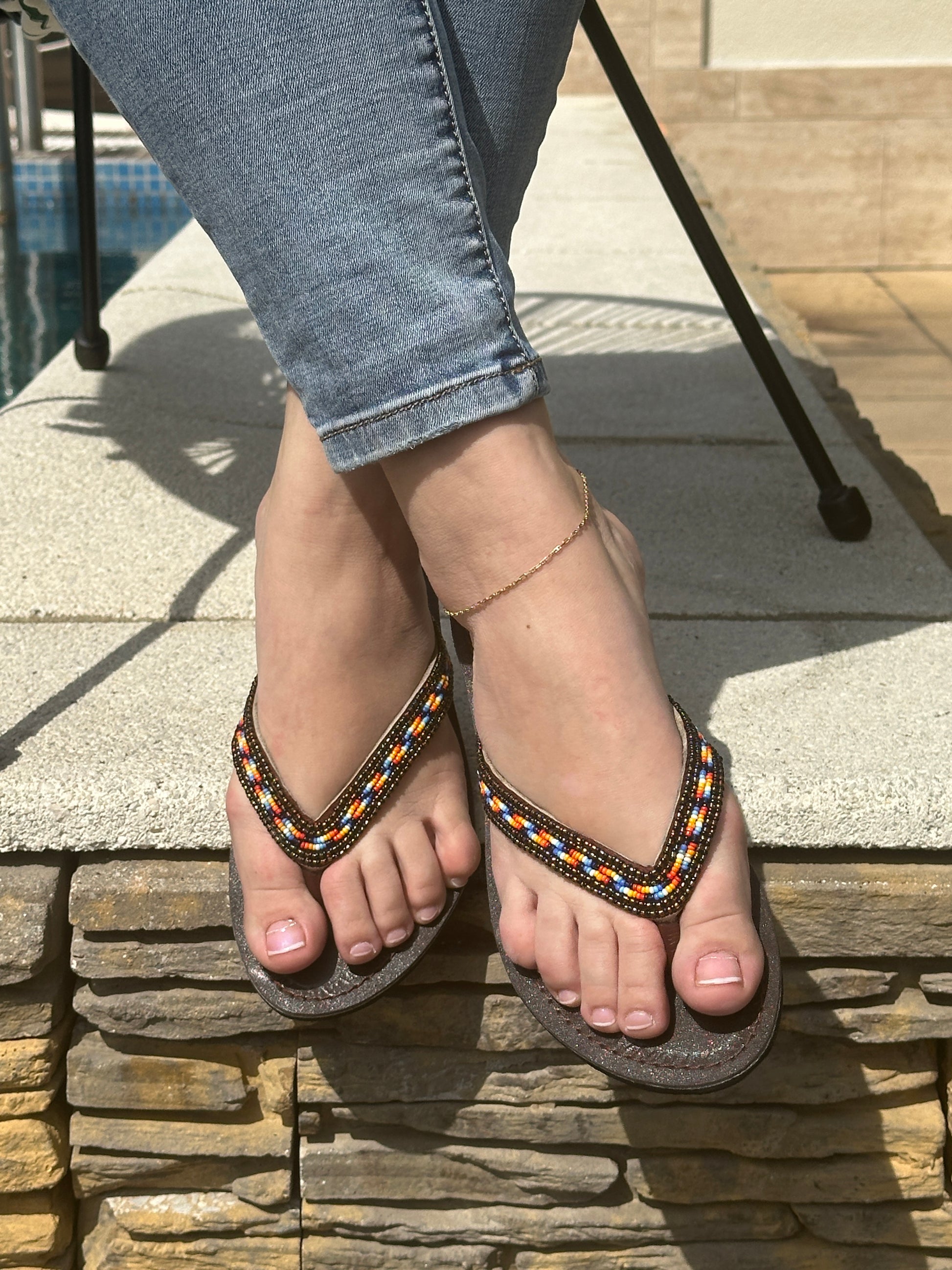 Noki barna bőr színes mintás afrikai papucs lapos talppal újjbebújós flip-flop