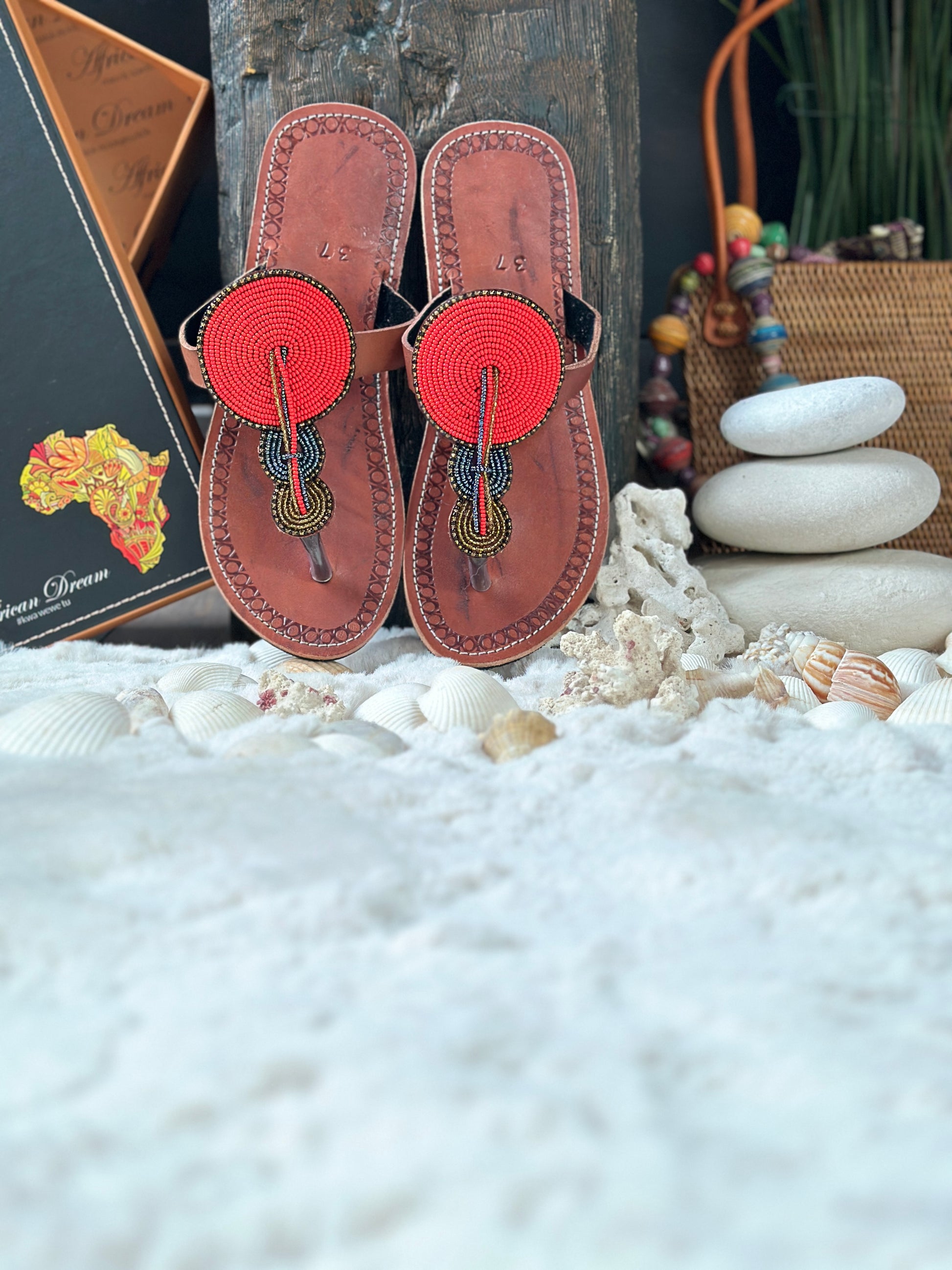Oya barna bőr tűzpiros piros fekete kerek mintás afrikai papucs lapos talppal újjbebújós flip-flop
