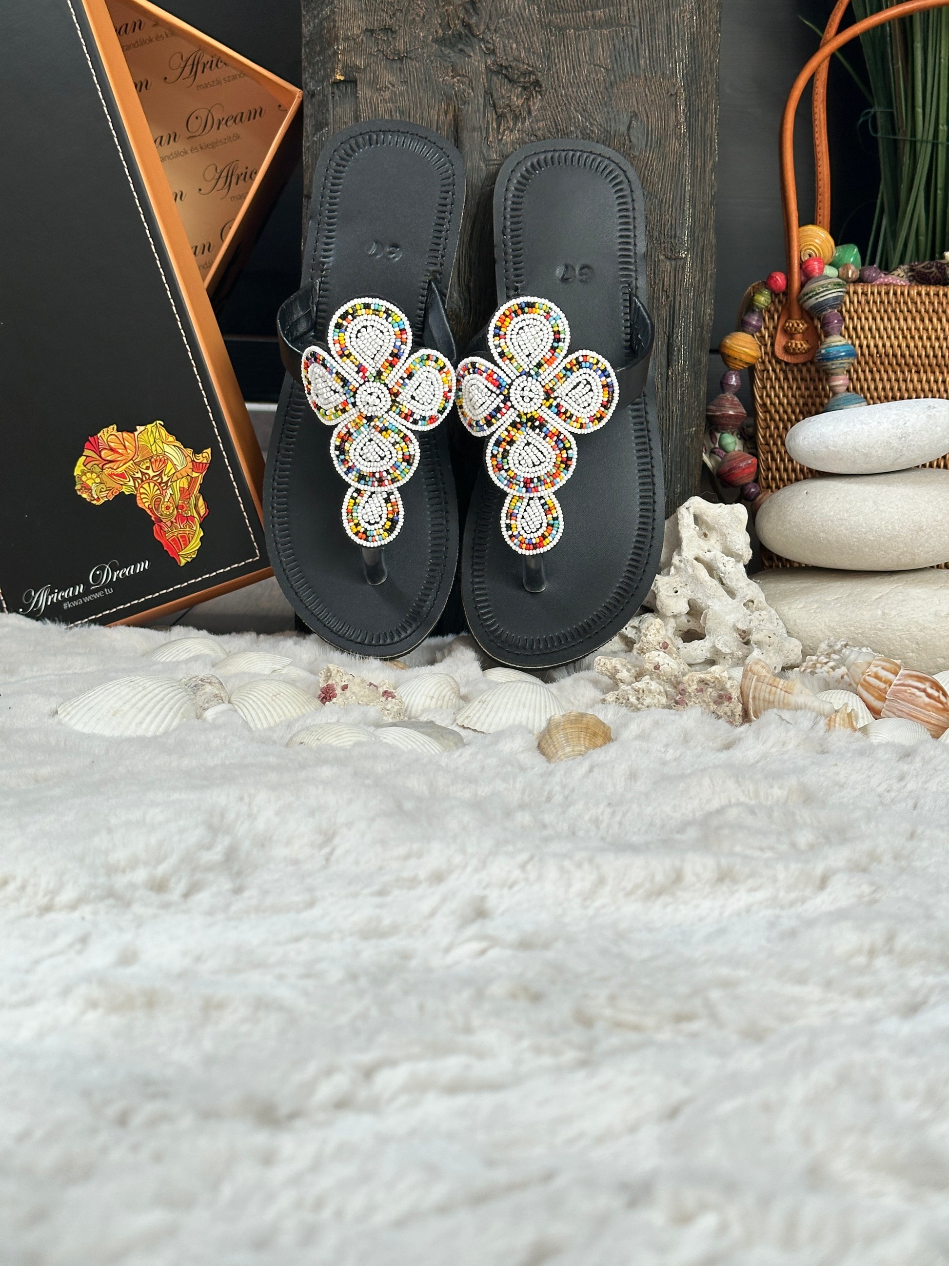 Tanda fekete bőr fehér alapon színes mintás afrikai papucs lapos talppal újjbebújós flip-flop