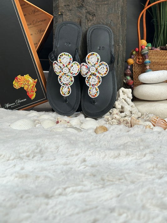 Tanda fekete bőr fehér alapon színes mintás afrikai papucs lapos talppal újjbebújós flip-flop